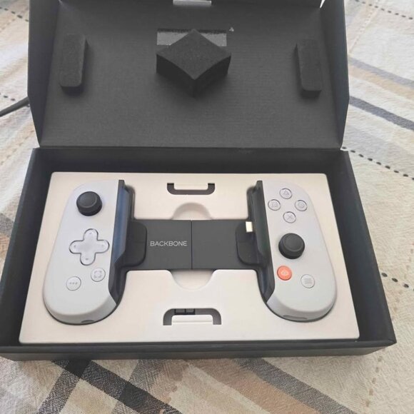 BACKBONE One Mobile Gaming Controller for Android and iPhone 15/16 Series - Picture 1 of 2